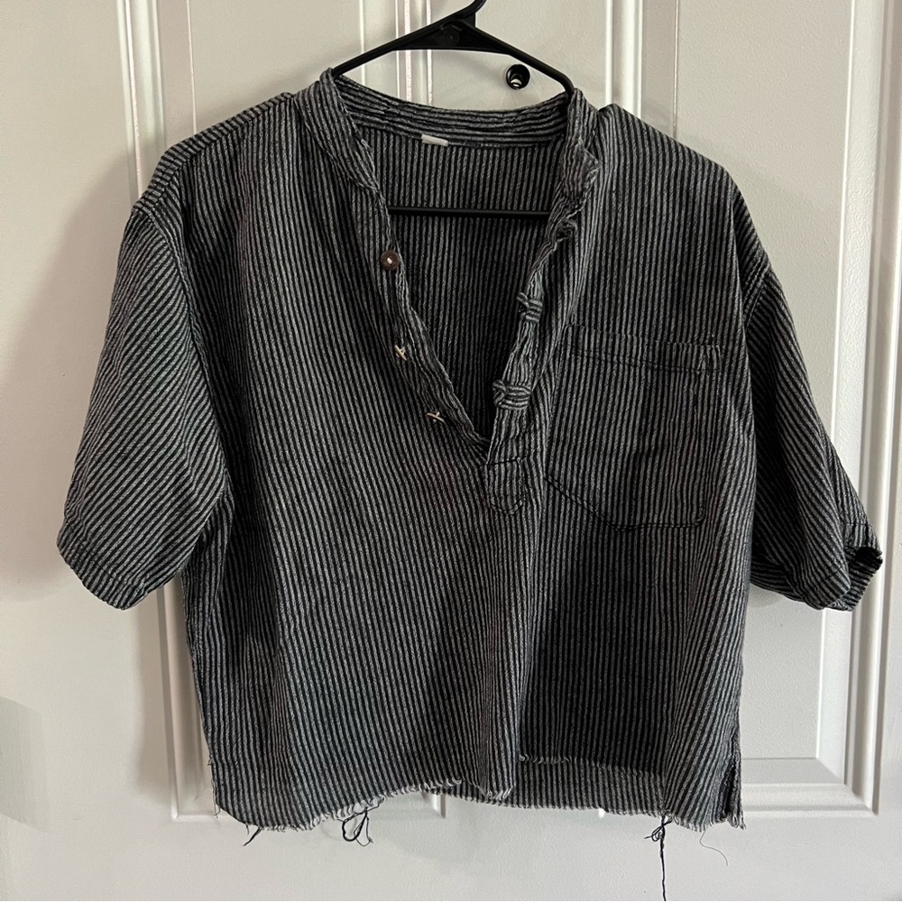Grey cropped linen 3/4 button top